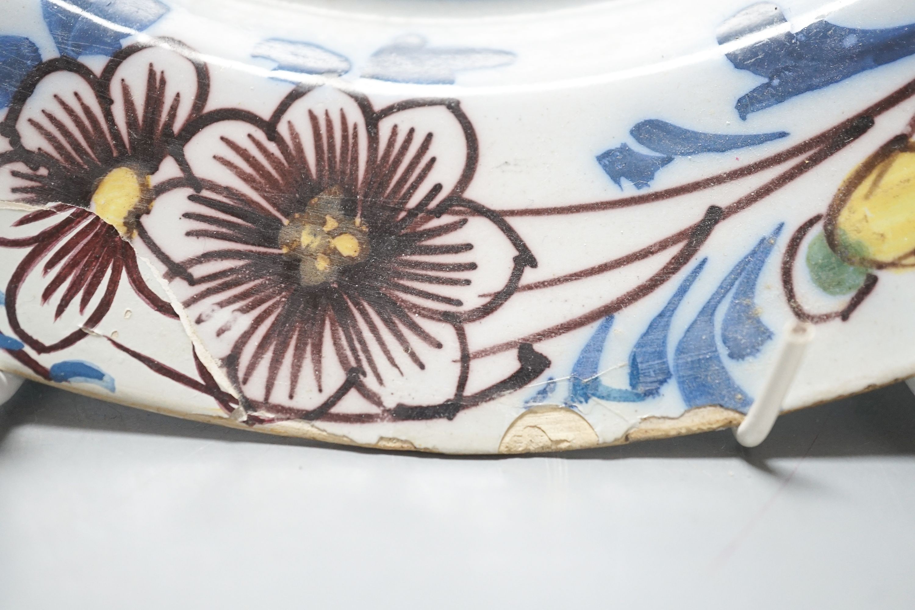 An 18th century delftware polychrome plate and a Mintons secessionist dish (2) 26cm